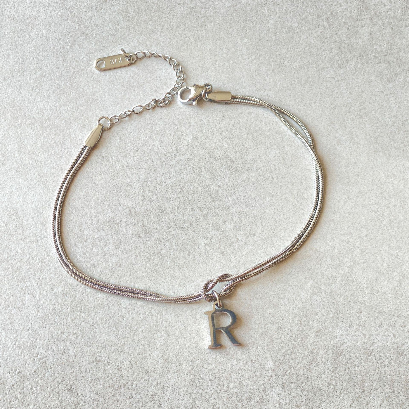 A-Z Love Knot Armband för Kvinnor & Par - Guldfärgad Stål Snake Chain Charm - Elegant Smycke till Alla Hjärtans Dag