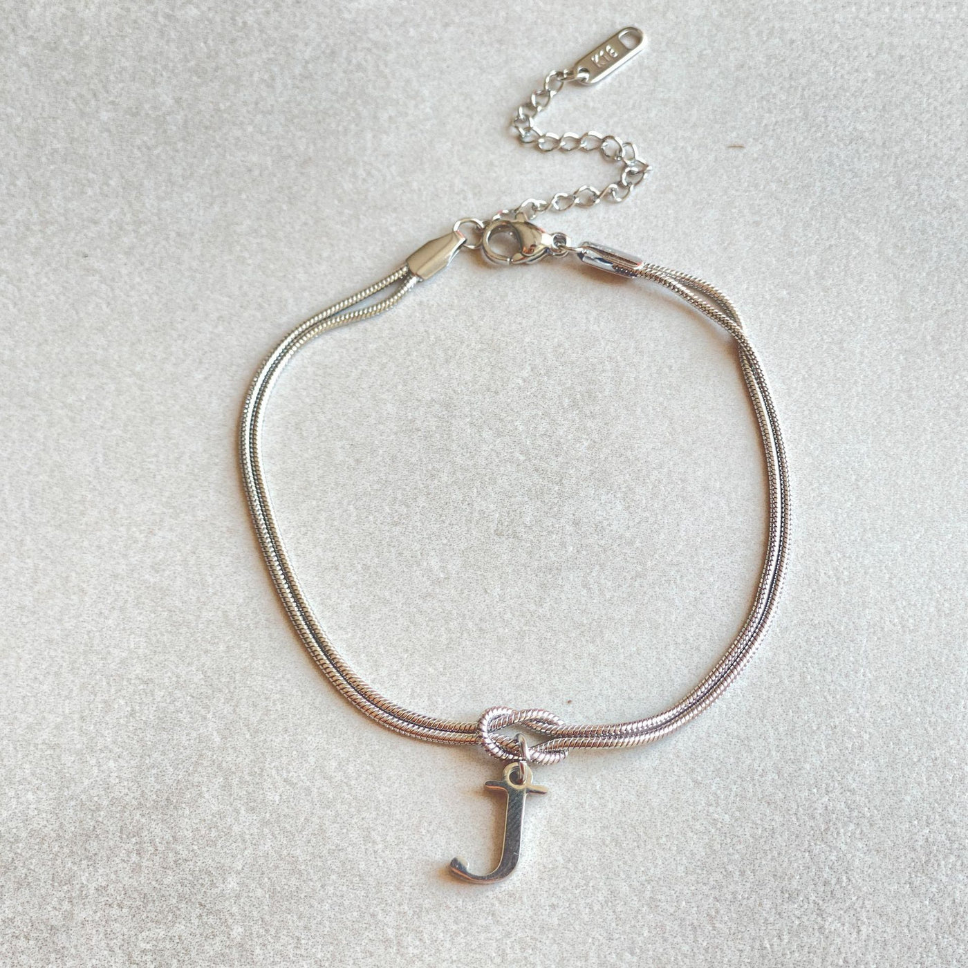 A-Z Love Knot Armband för Kvinnor & Par - Guldfärgad Stål Snake Chain Charm - Elegant Smycke till Alla Hjärtans Dag