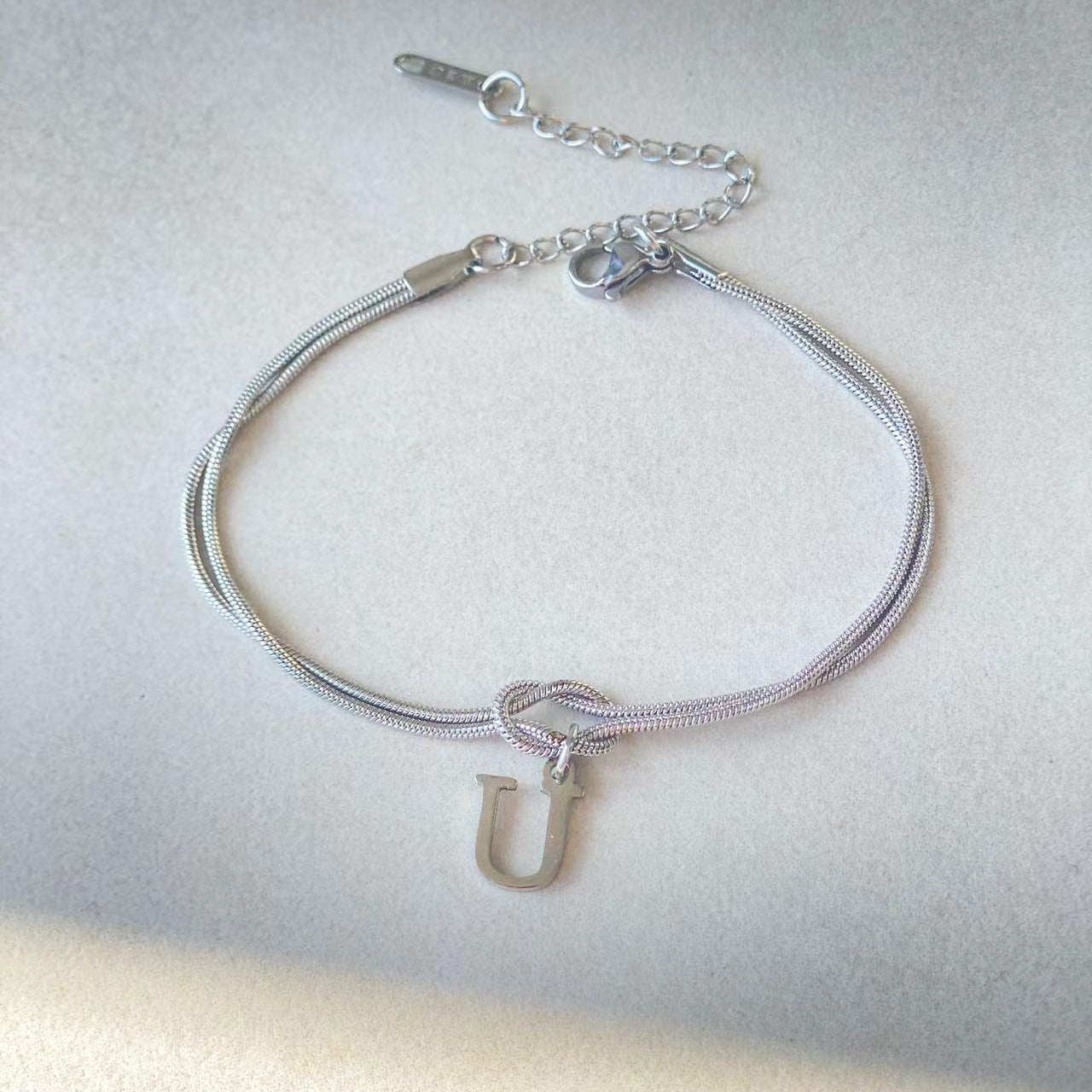 A-Z Love Knot Armband för Kvinnor & Par - Guldfärgad Stål Snake Chain Charm - Elegant Smycke till Alla Hjärtans Dag