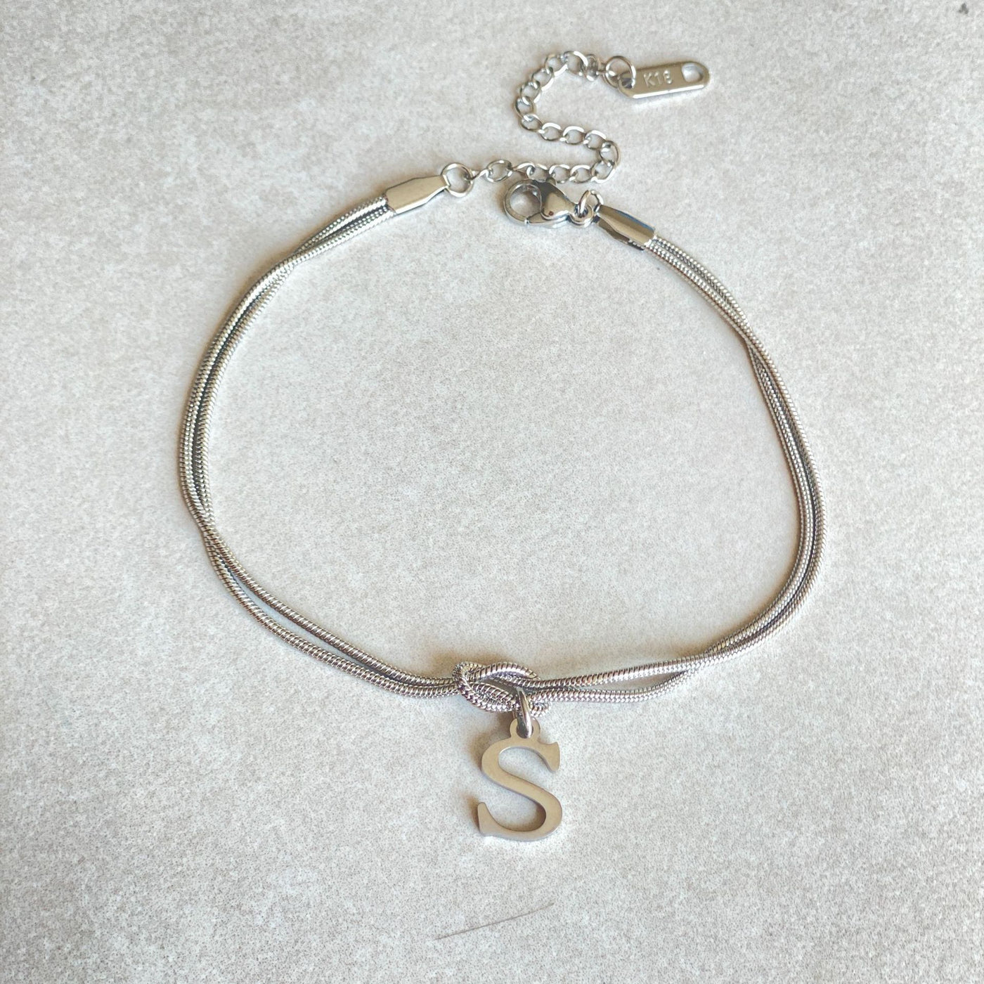 A-Z Love Knot Armband för Kvinnor & Par - Guldfärgad Stål Snake Chain Charm - Elegant Smycke till Alla Hjärtans Dag