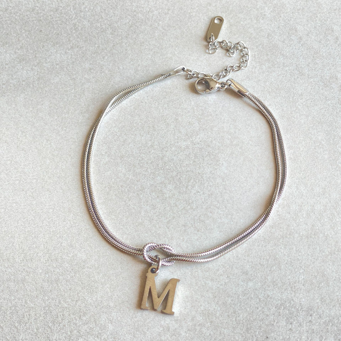 A-Z Love Knot Armband för Kvinnor & Par - Guldfärgad Stål Snake Chain Charm - Elegant Smycke till Alla Hjärtans Dag