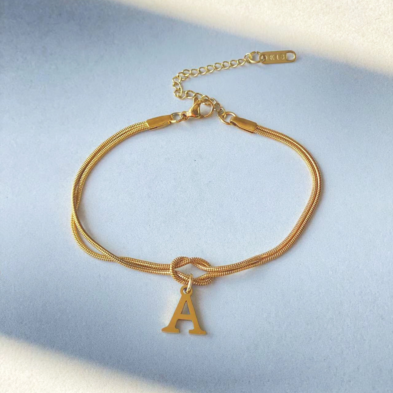 A-Z Love Knot Armband för Kvinnor & Par - Guldfärgad Stål Snake Chain Charm - Elegant Smycke till Alla Hjärtans Dag