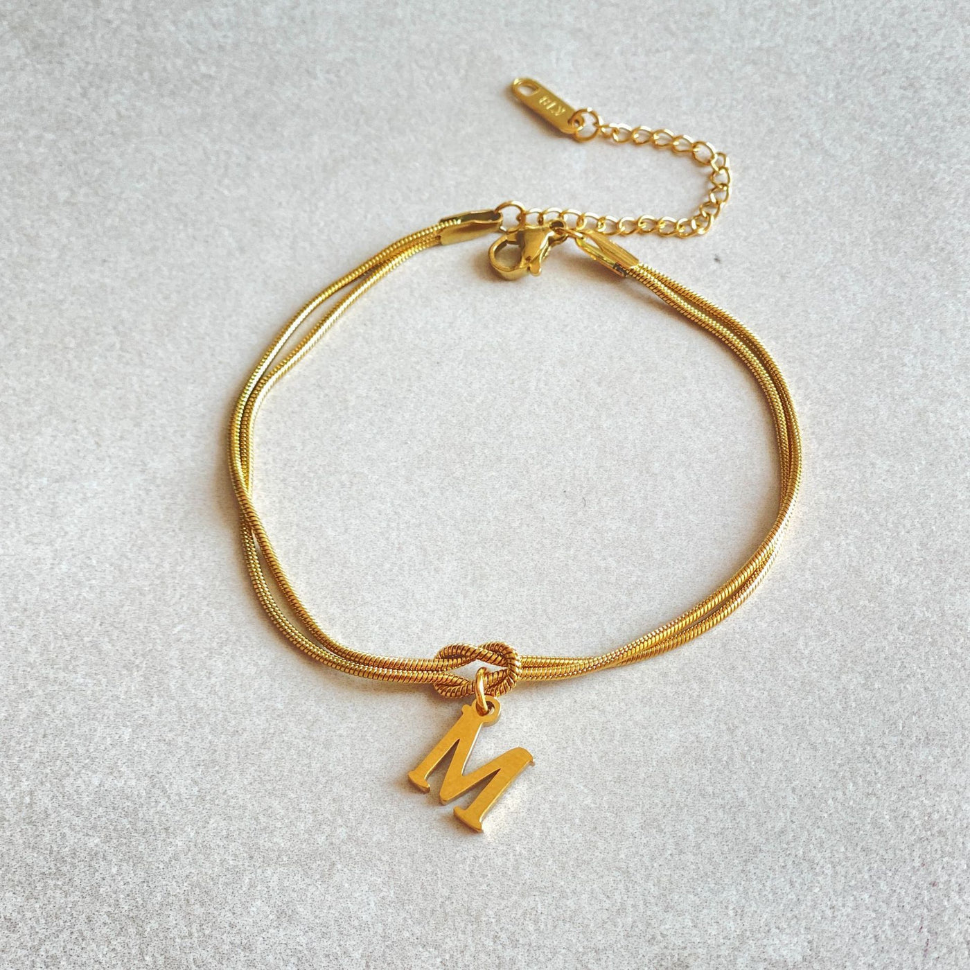 A-Z Love Knot Armband för Kvinnor & Par - Guldfärgad Stål Snake Chain Charm - Elegant Smycke till Alla Hjärtans Dag