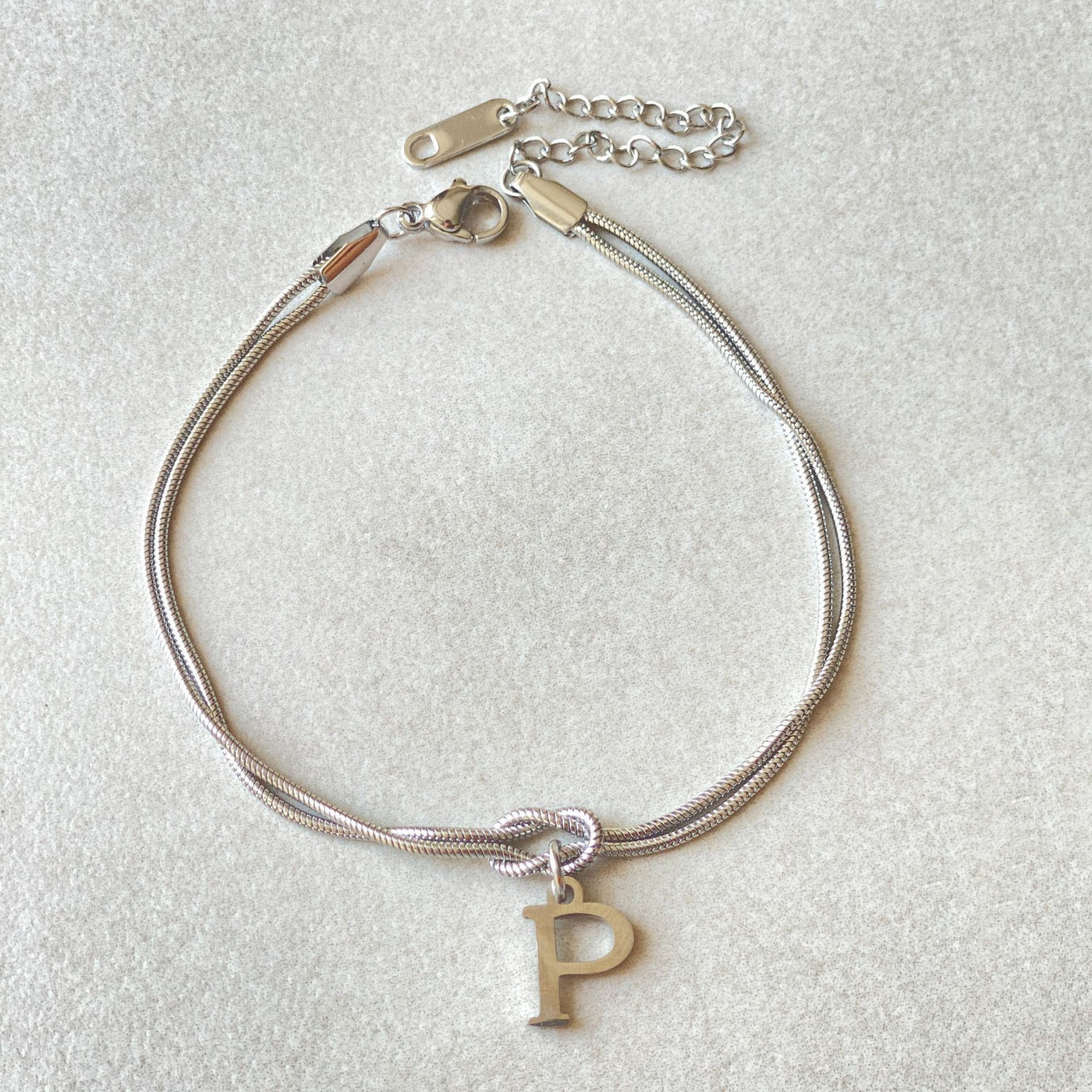 A-Z Love Knot Armband för Kvinnor & Par - Guldfärgad Stål Snake Chain Charm - Elegant Smycke till Alla Hjärtans Dag