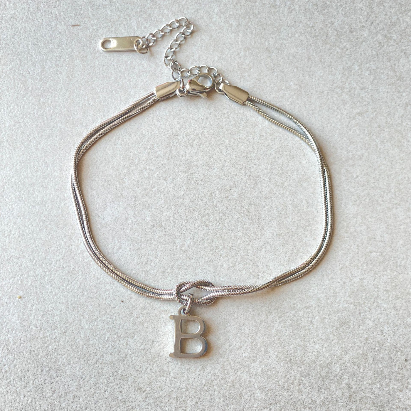 A-Z Love Knot Armband för Kvinnor & Par - Guldfärgad Stål Snake Chain Charm - Elegant Smycke till Alla Hjärtans Dag