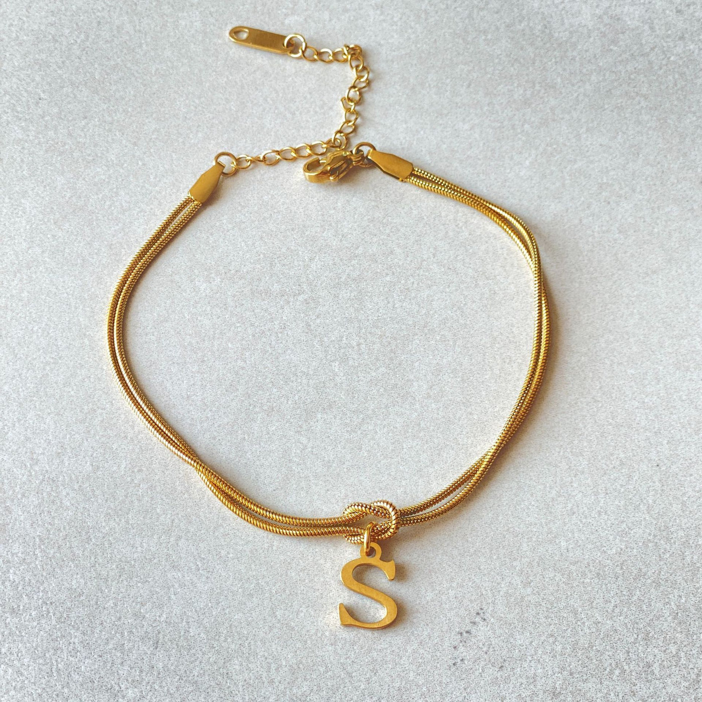 A-Z Love Knot Armband för Kvinnor & Par - Guldfärgad Stål Snake Chain Charm - Elegant Smycke till Alla Hjärtans Dag