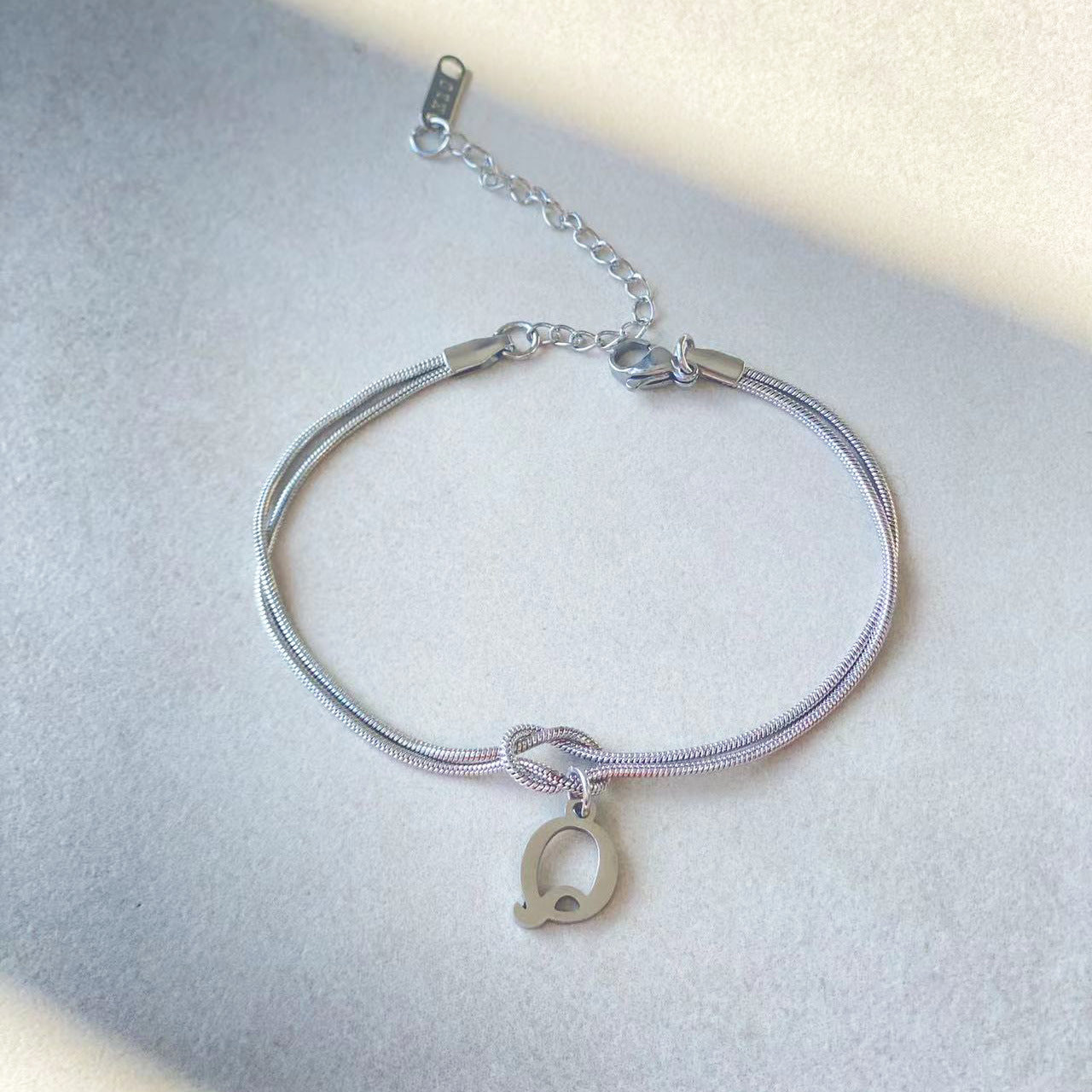 A-Z Love Knot Armband för Kvinnor & Par - Guldfärgad Stål Snake Chain Charm - Elegant Smycke till Alla Hjärtans Dag