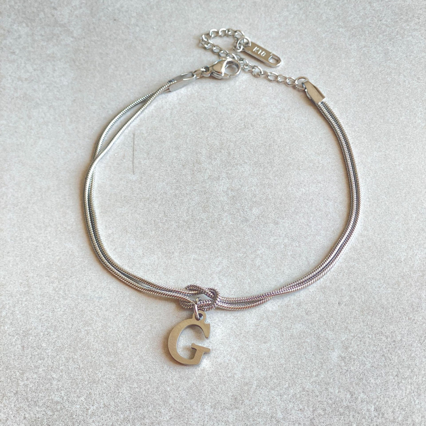 A-Z Love Knot Armband för Kvinnor & Par - Guldfärgad Stål Snake Chain Charm - Elegant Smycke till Alla Hjärtans Dag