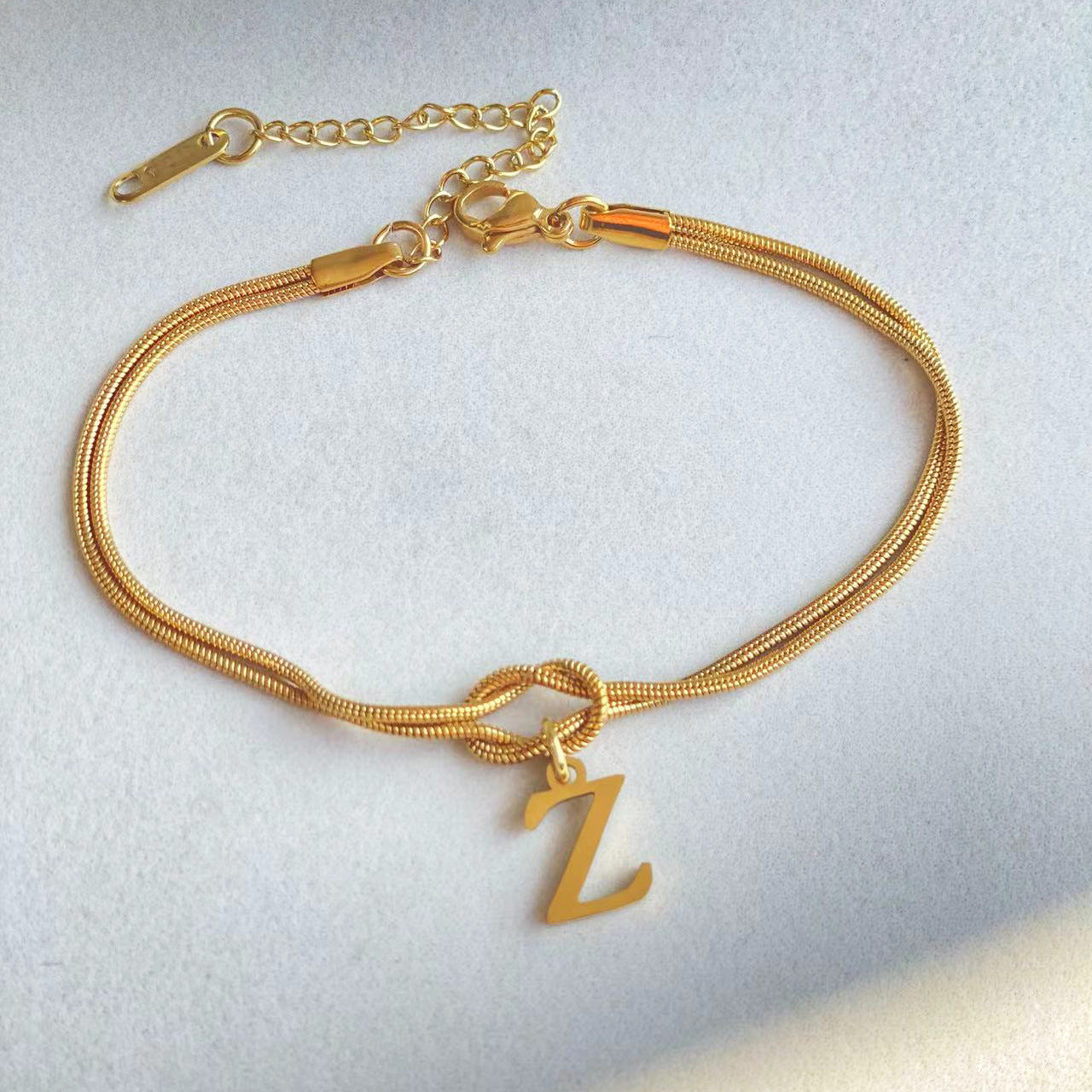 A-Z Love Knot Armband för Kvinnor & Par - Guldfärgad Stål Snake Chain Charm - Elegant Smycke till Alla Hjärtans Dag