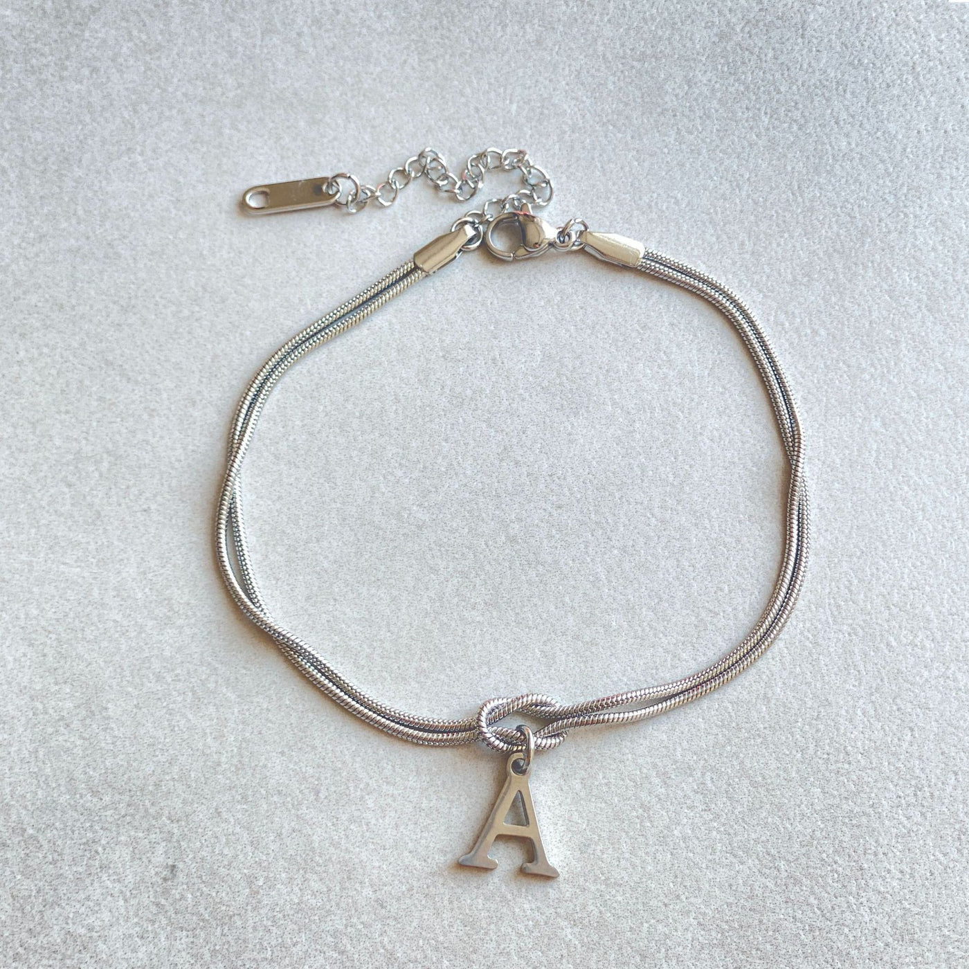 A-Z Love Knot Armband för Kvinnor & Par - Guldfärgad Stål Snake Chain Charm - Elegant Smycke till Alla Hjärtans Dag