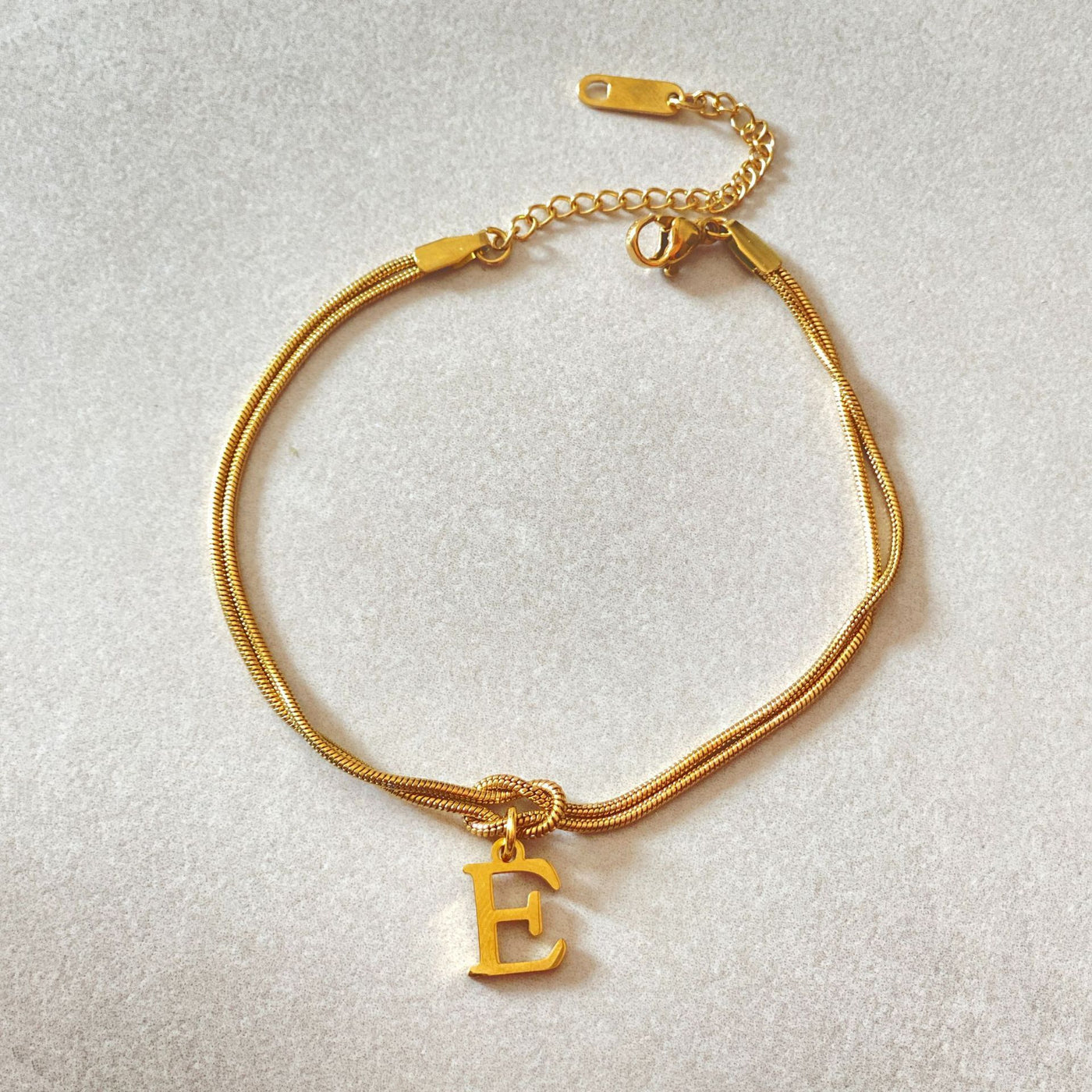 A-Z Love Knot Armband för Kvinnor & Par - Guldfärgad Stål Snake Chain Charm - Elegant Smycke till Alla Hjärtans Dag